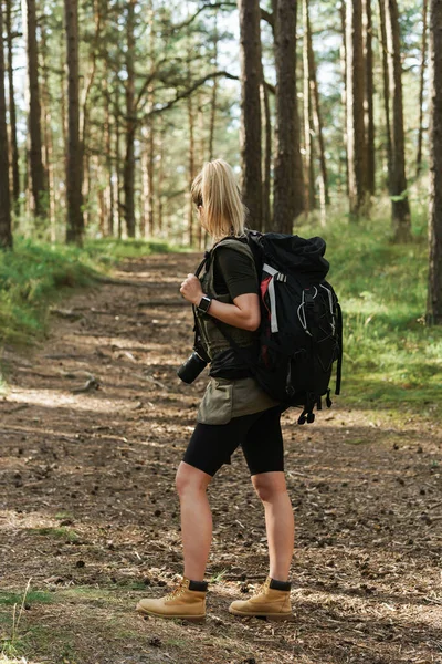 Giovane Escursionista Femminile Con Grande Zaino Nella Foresta Verde — Foto Stock