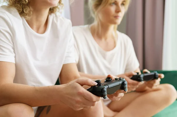 2人の若い女の子がリビングルームでビデオゲームコンソールをプレイ — ストック写真