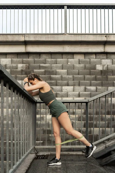 Athletic Kvinna Träning Med Motstånd Gummiband Gata — Stockfoto
