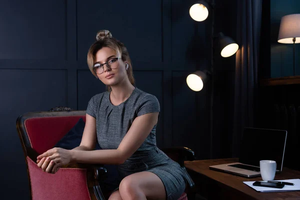 Young Beautiful Businesswoman Working Late Night Her Office — Stock Photo, Image