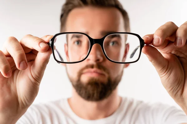Junger Mann Mit Brille Der Hand Auf Weißem Hintergrund — Stockfoto