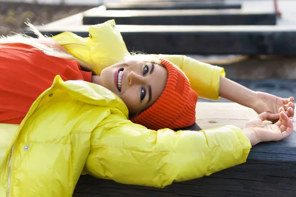 Sarı Puf Turuncu Örgü Şapka Giyen Şık Bir Kızın Portresi — Stok fotoğraf