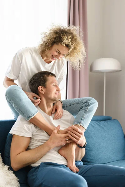 Jovens Sensuais Casal Relaxar Passar Tempo Juntos Casa — Fotografia de Stock