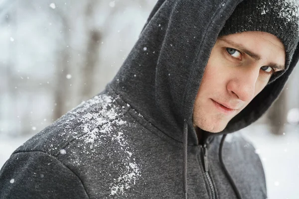 Portrét Pohledného Atletického Muže Mikině Během Zimního Cvičení Venku — Stock fotografie