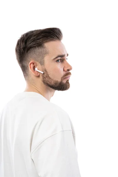 Porträt Eines Gutaussehenden Bärtigen Mannes Weißer Kleidung Mit Drahtlosen Ohrhörern — Stockfoto