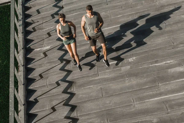 Junges Sportliches Paar Beim Treppenlauf Freien — Stockfoto