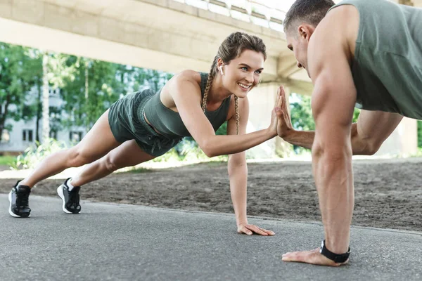 Pasangan Atletik Dan Pelatihan Kebugaran Luar Ruangan Pria Dan Wanita — Stok Foto