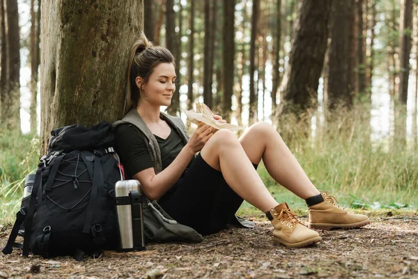 Giovane Escursionista Donna Durante Piccola Pausa Mangiare Panino Nella Foresta — Foto Stock