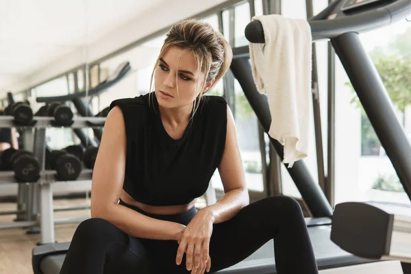 Utmattad Atletisk Kvinna Efter Hennes Fitness Träning Gymmet — Stockfoto