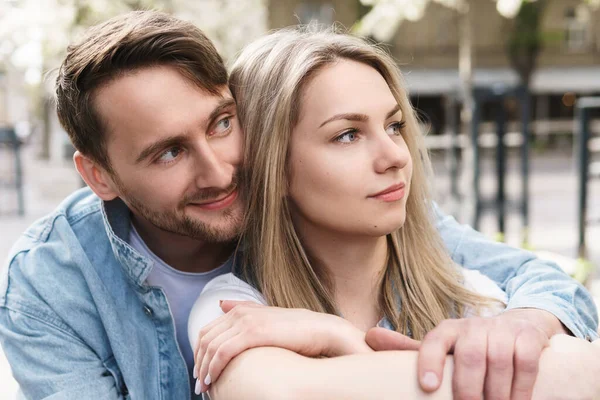 Retrato Jovem Casal Sensual Amoroso Durante Uma Data Livre — Fotografia de Stock