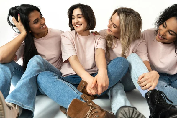 Multikulturelle Vielfalt Und Freundschaft Gruppe Verschiedener Ethnischer Glücklicher Frauen — Stockfoto