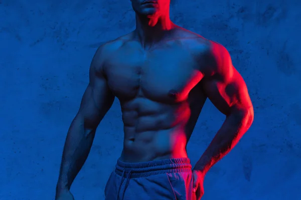 Ung Muskuløs Mand Bodybuilder Poserer Den Farverige Neon Lys - Stock-foto