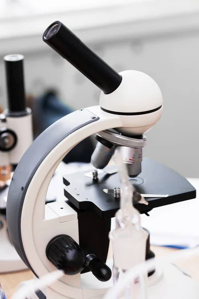 Pendekatan Mikroskop Profesional Tempat Kerja Laboratorium — Stok Foto