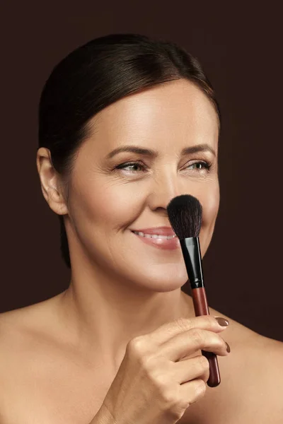 Beautiful Middle Aged Woman Makeup Brush Brown Background — Stock Photo, Image