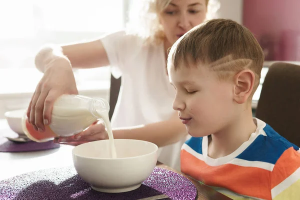 Beautiful Mother Her Cute Son Eating Healthy Cornflakes Breakfast Sunny — Stock Photo, Image