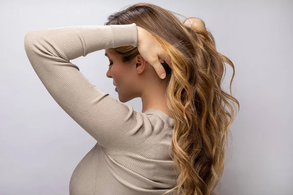 Молодая Женщина Показывает Свои Красивые Волосы После Окрашивания Укладки Профессиональном — стоковое фото