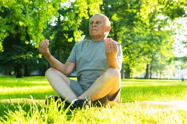 Homem Idoso Ativo Meditando Durante Seu Treino Ioga Parque Cidade — Fotografia de Stock