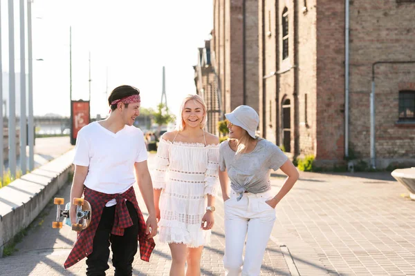 Užívám Svobody Tři Šťastní Teenageři Chodí Městě — Stock fotografie