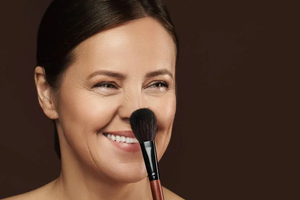 Beautiful Middle Aged Woman Makeup Brush Brown Background — Stock Photo, Image