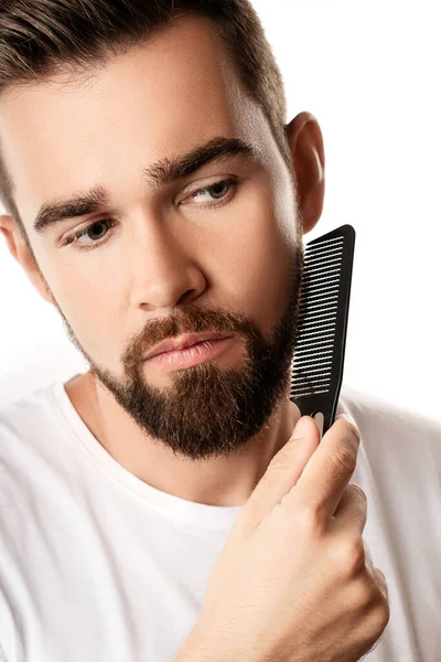Schöner Gepflegter Mann Kämmt Seinen Bart Auf Weißem Hintergrund — Stockfoto