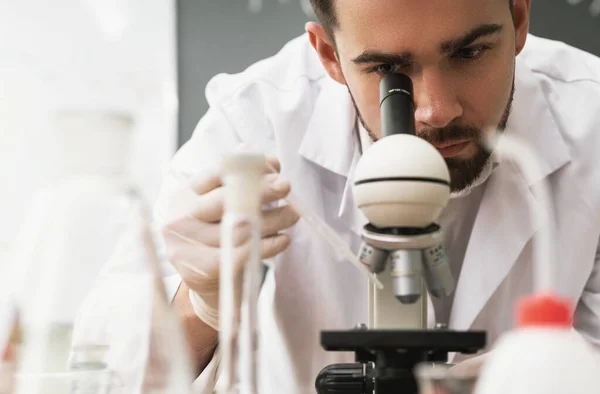 Wetenschapper Gebruikt Microscoop Een Laboratorium Tijdens Onderzoek — Stockfoto