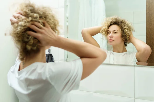 Молодая Красивая Женщина Вьющимися Волосами Смотрящая Зеркало Ванной — стоковое фото
