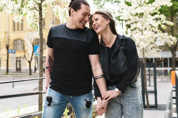 Porträt Eines Glücklichen Lachenden Paares Das Sich Beim Date Auf — Stockfoto