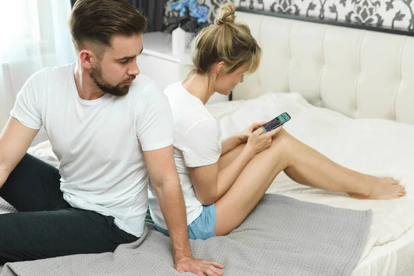 Problemas Relación Una Pareja Concepto Trampa Desconfianza Hombre Celoso Mirando —  Fotos de Stock