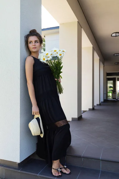 Retrato Una Mujer Hermosa Con Hermoso Vestido Negro Posando Cerca — Foto de Stock