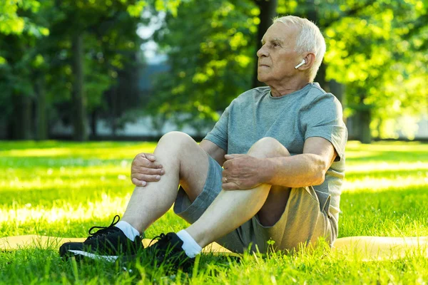 Homem Idoso Calmo Relaxando Parque Verde Cidade Após Seu Treino — Fotografia de Stock