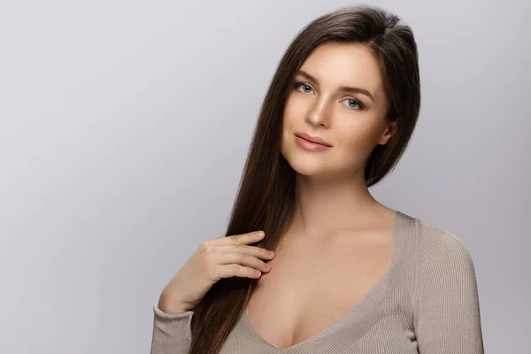 Retrato Jovem Mulher Bonita Com Belo Cabelo Longo Fundo Cinza — Fotografia de Stock