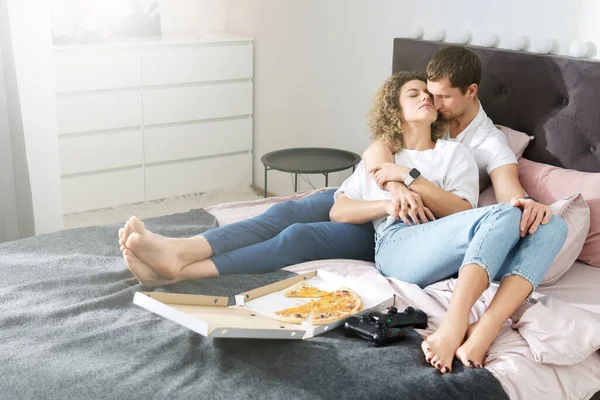Junges Und Glückliches Paar Entspannt Hause Pizza Essen Und Videospielkonsole — Stockfoto