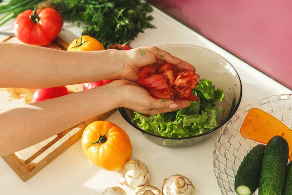 Mulher Cozinhar Salada Vegetariana Com Legumes Frescos — Fotografia de Stock