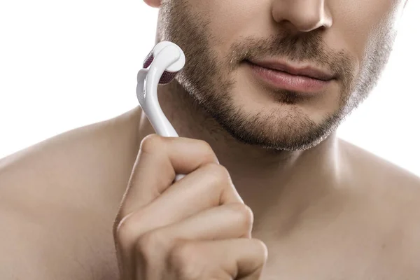 Jovem Homem Bonito Está Usando Rolo Derma Para Crescimento Barba — Fotografia de Stock