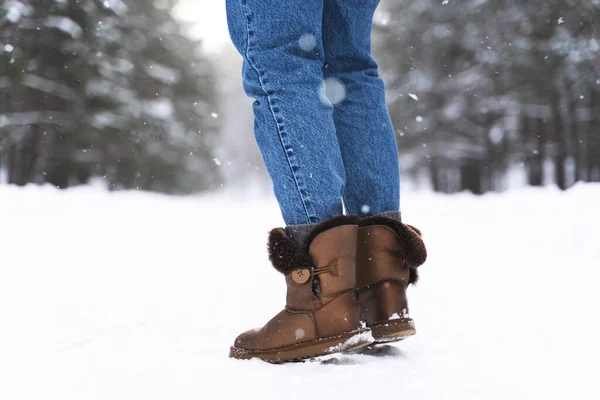 Vrouw Draagt Schapenvacht Laarzen Wandelen Door Besneeuwde Winterweg — Stockfoto