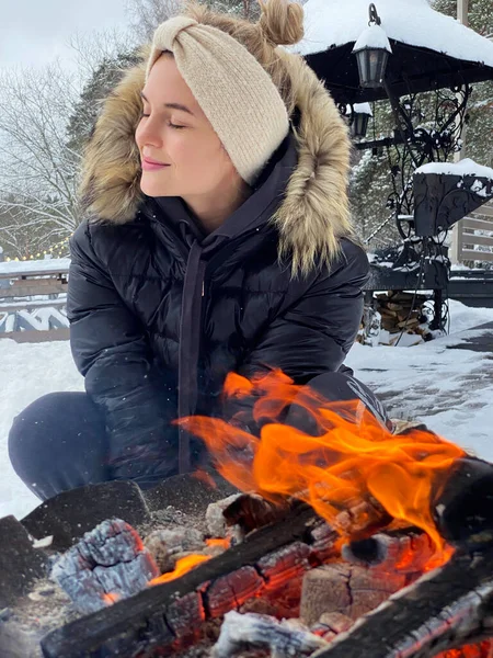 Mladá Krásná Žena Zahřívá Ohniště Během Chladného Zimního Dne — Stock fotografie