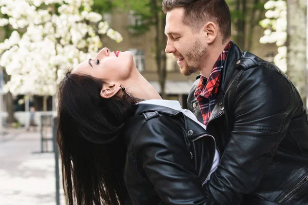 Jovem Belo Casal Apaixonado Vestindo Jaquetas Couro Durante Uma Data — Fotografia de Stock