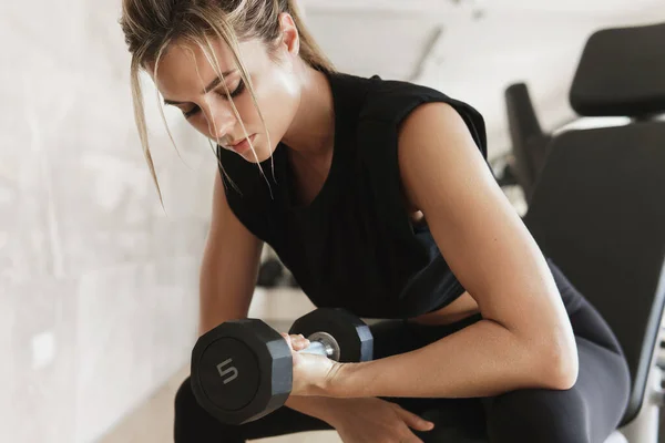 Ung Atletisk Kvinna Gör Bicep Curl Motion Med Hantlar Gymmet — Stockfoto