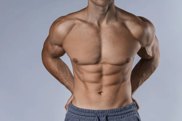 Bodybuilding Und Fitness Muskulöser Männlicher Oberkörper Vor Grauem Hintergrund — Stockfoto