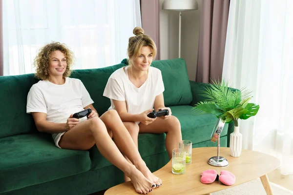 二人の美しい女の子再生ビデオゲームコンソールで素晴らしいと現代のアパートのリビングルーム — ストック写真