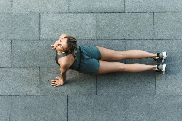 Giovane Donna Atletica Sta Facendo Esercizi Yoga Durante Allenamento Una — Foto Stock