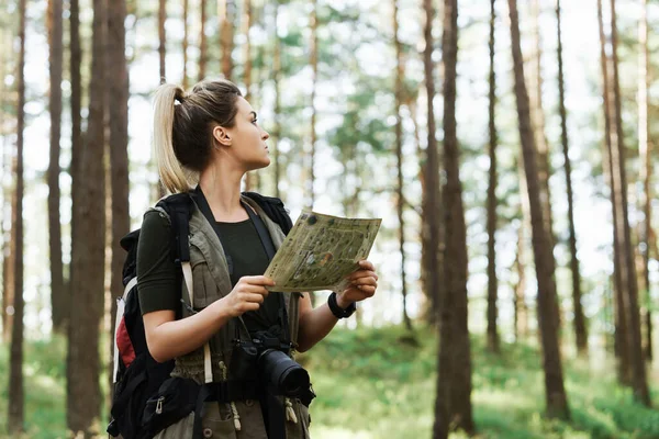 Giovane Escursionista Femminile Con Grande Zaino Utilizzando Mappa Orienteering Nella — Foto Stock