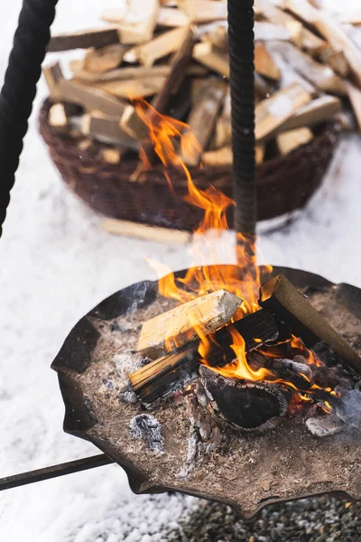 Leña Ardiendo Dentro Fogata Durante Frío Nevado Día Invierno — Foto de Stock