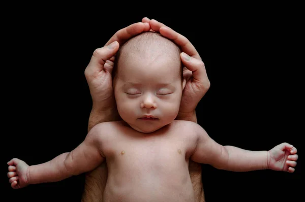 Bebê Recém Nascido Bonito Deitado Nas Mãos Pai Sobre Fundo — Fotografia de Stock