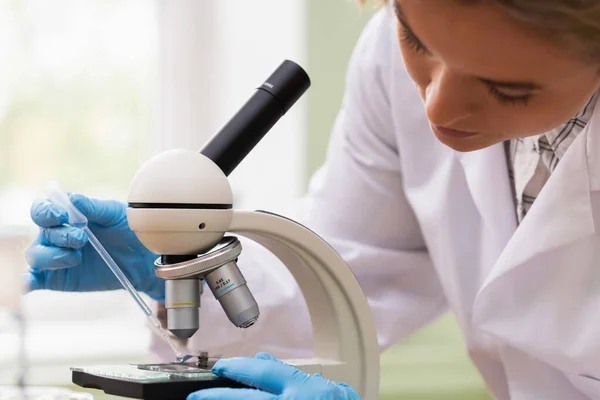 Vrouwelijke Wetenschapper Gebruikt Microscoop Een Laboratorium Tijdens Onderzoek — Stockfoto