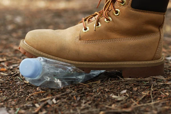 Botas Amarelas Garrafa Plástico Uma Floresta Conceito Ecologia Poluição — Fotografia de Stock