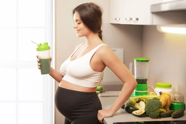 Junge Schwangere Frau Hält Shaker Mit Grünem Proteincocktail Hause — Stockfoto