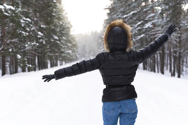 Mladá Žena Nosí Bundu Kapucí Procházky Parku Během Chladného Zimního — Stock fotografie