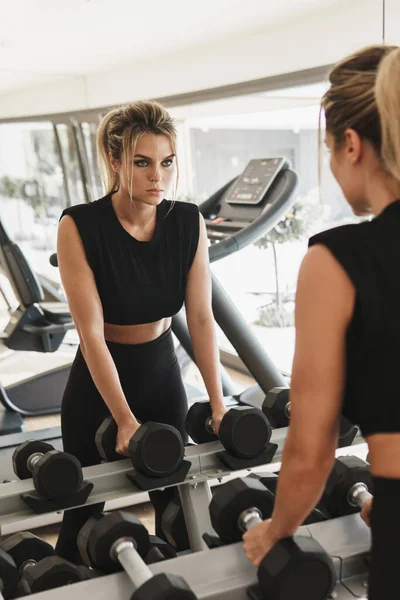 Porträtt Ung Atletisk Kvinna Hennes Fitness Träning Gym — Stockfoto