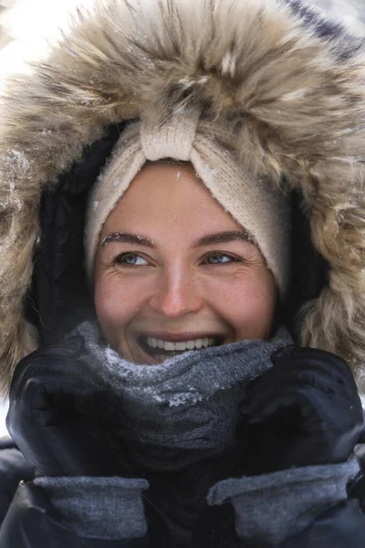 Portrét Mladé Veselé Ženy Bundě Kapucí Během Chladného Zimního Dne — Stock fotografie